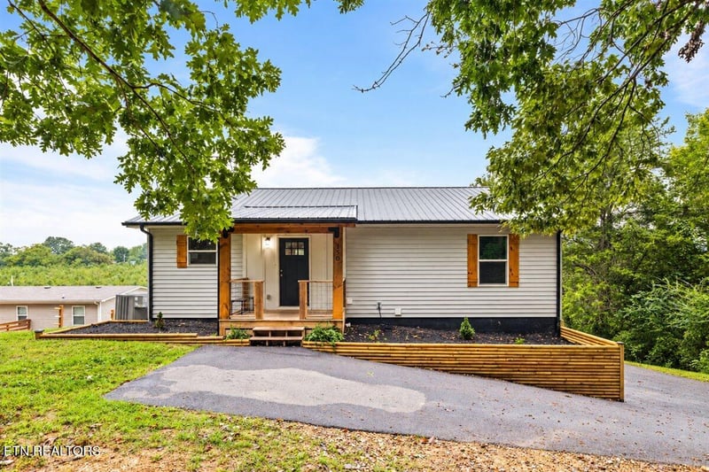 150 Hatmaker Ridge Rd, Jacksboro, TN 37757