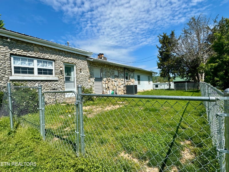 150 Lakeview Cir, Sharps Chapel, TN 37866