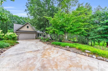150 Mountain View Dr, Crossville, TN 38558