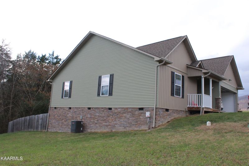 150 West Dr, Lafollette, TN 37766