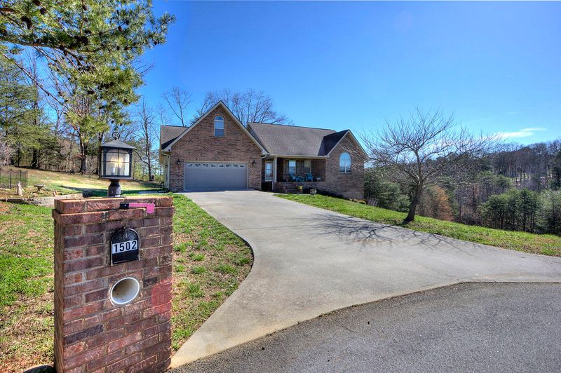 1502 E Milford Haven Dr, Sevierville, TN 37862
