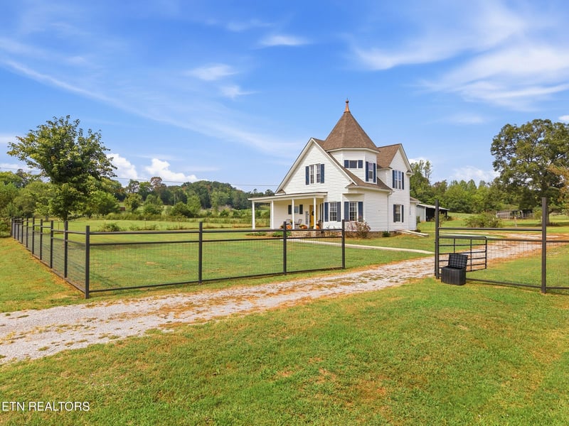 1505 Niles Ferry Rd, Madisonville, TN 37354