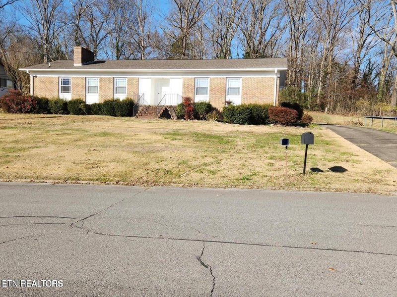 1506 Ridgeway Cir, Athens, TN 37303