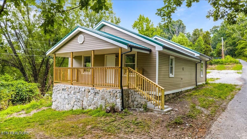 151 Sunflower Ln, Lafollette, TN 37766