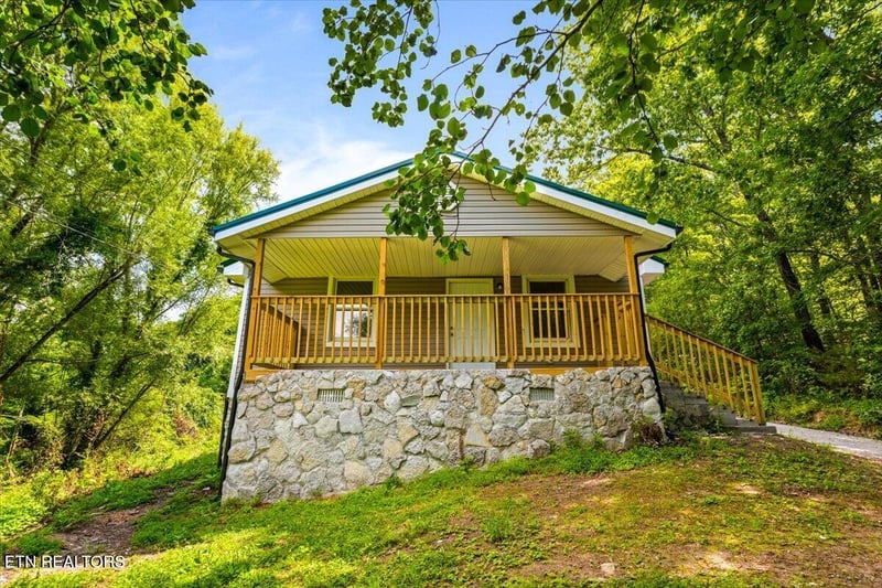 151 Sunflower Ln, Lafollette, TN 37766