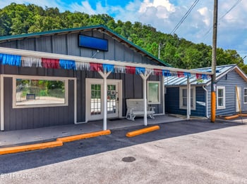 1514 Upper Middle Creek Rd, Sevierville, TN 37876