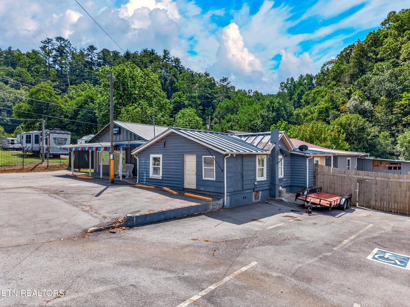1514 Upper Middle Creek Rd, Sevierville, TN 37876