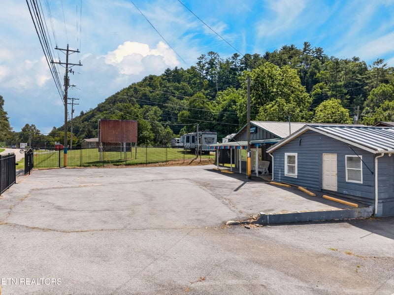 1514 Upper Middle Creek Rd, Sevierville, TN 37876