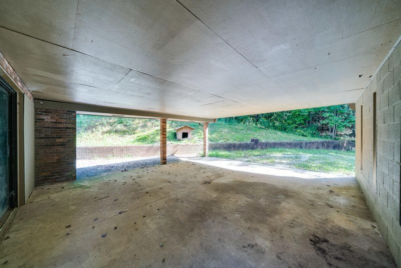 1516 Airport Rd, Oakdale, TN 37829