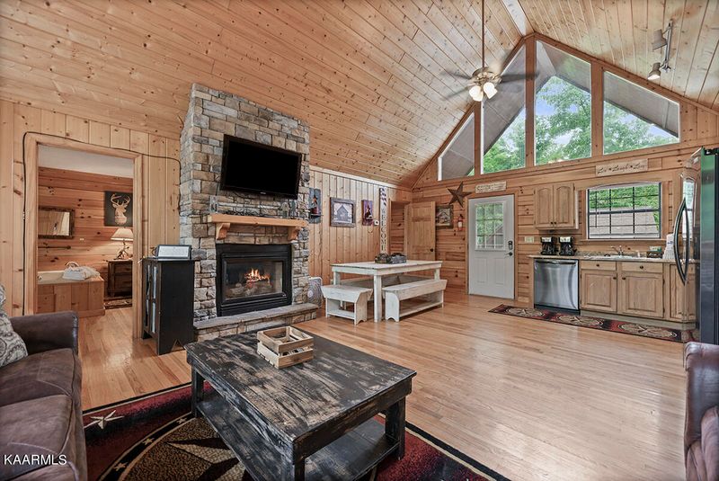 1516 Bears Den Way, Sevierville, TN 37862