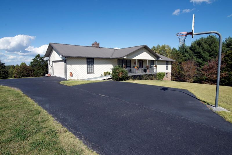 1517 Canterbury Downs Rd, Sevierville, TN 37862
