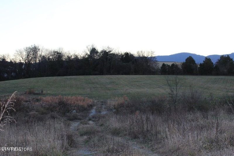 1517 Towe String Rd, Jacksboro, TN 37757
