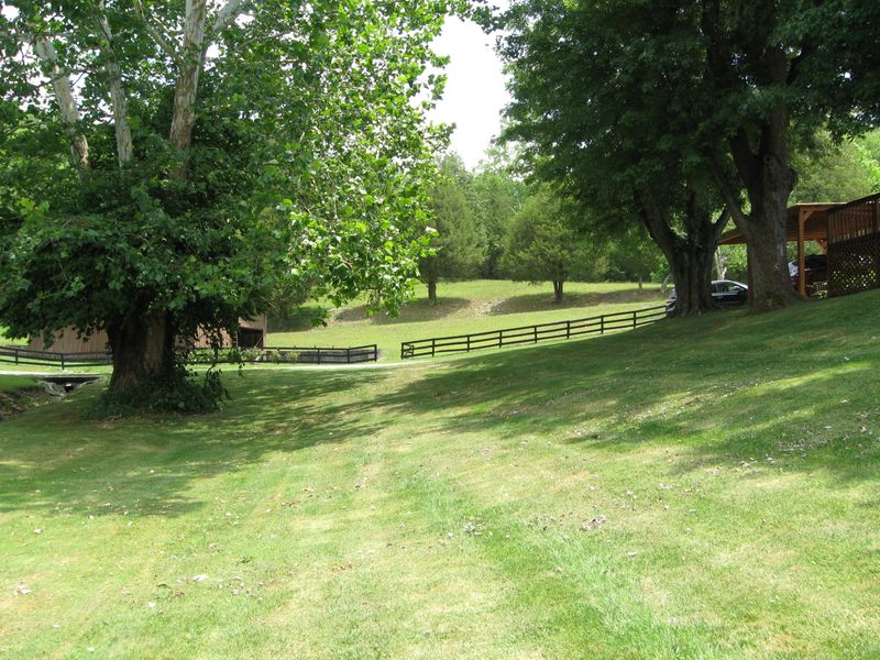 152 Cedar Ln, Rocky Top, TN 37769