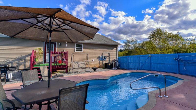 1520 Cloverdale Ln, Sevierville, TN 37862