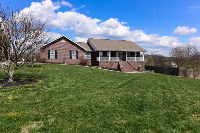1520 Tomahawk View Dr, Sevierville, TN 37876