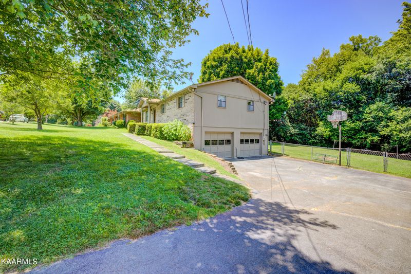 1521 Cedar Cir, Lenoir City, TN 37772