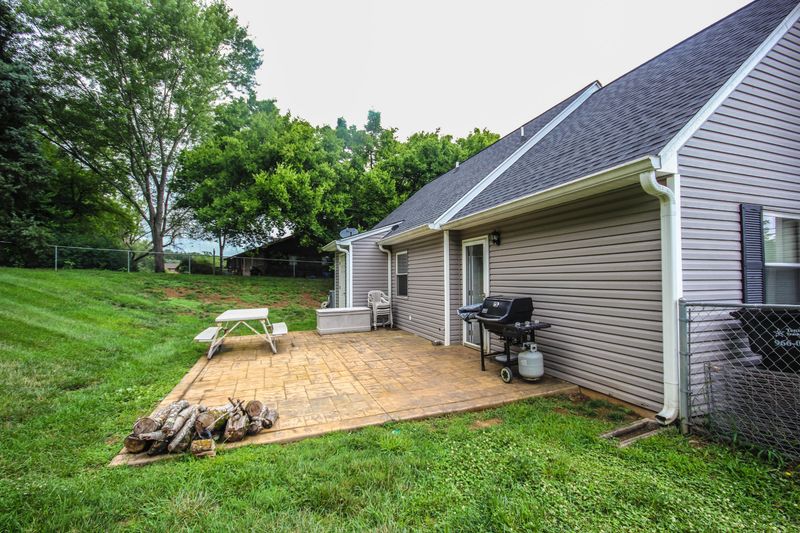1523 Summerhill Dr, Knoxville, TN 37922