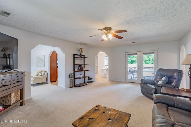 1525 Double D Dr, Sevierville, TN 37876