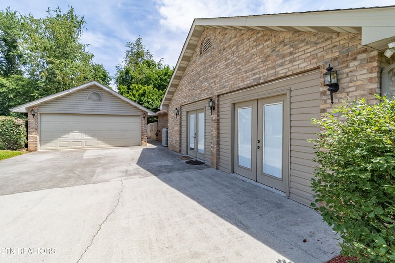 1525 Double D Dr, Sevierville, TN 37876