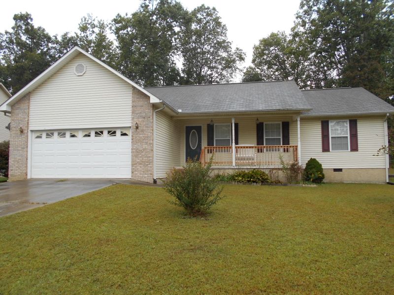 1525 War Eagle Dr, Crossville, TN 38572
