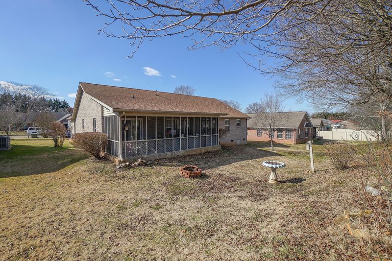 1526 Cavalier Dr, Maryville, TN 37803