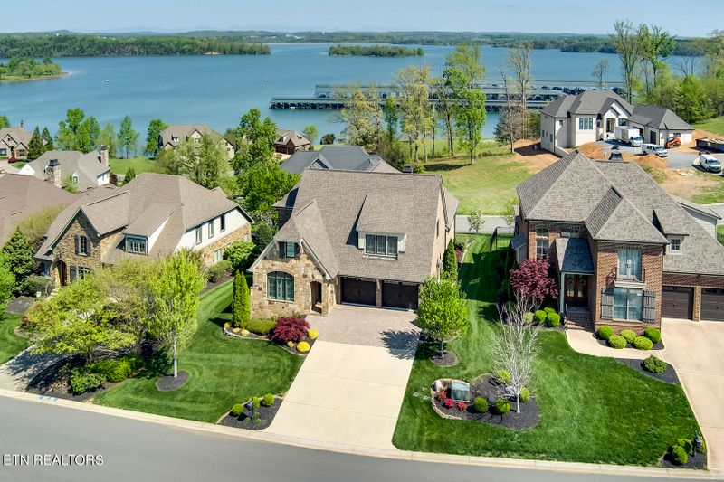 15280 Lighthouse Pointe Dr, Lenoir City, TN 37772