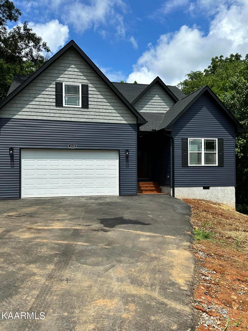 1529 Broad River Ln, Sevierville, TN 37876