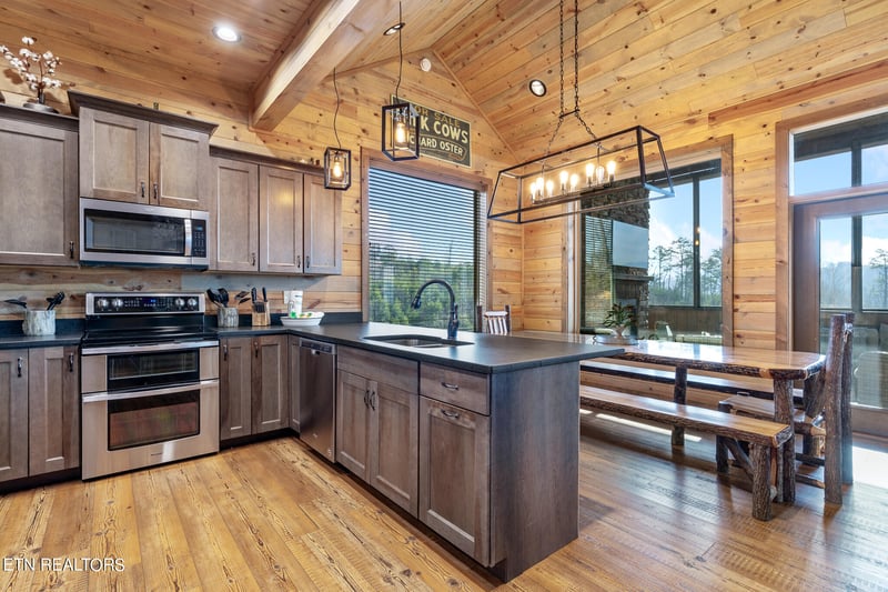1529 Majestic Mountain Dr, Sevierville, TN 37876