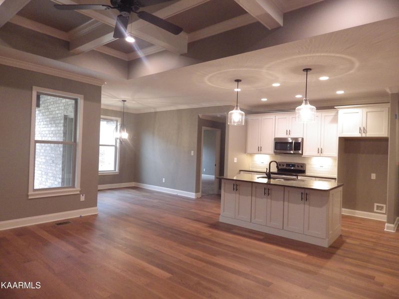153 Dynasty Dr, Lenoir City, TN 37771