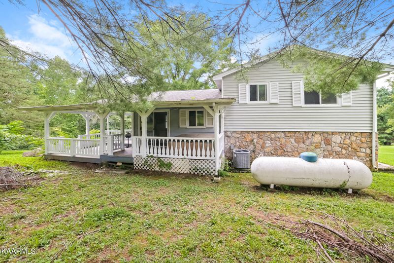 153 E Leatherwood Dr, Walland, TN 37886