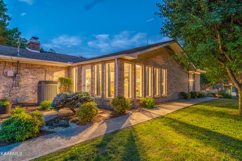 153 Eastgate Dr, Lafollette, TN 37766