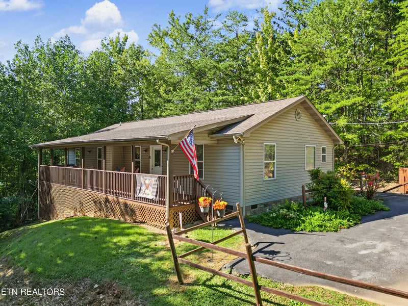 1533 Honey Bee Cove Way, Pigeon Forge, TN 37863