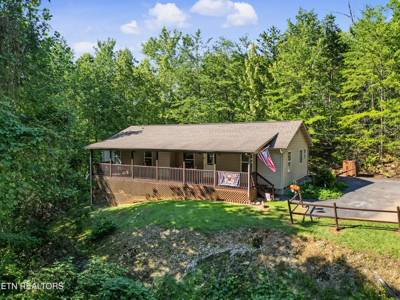 1533 Honey Bee Cove Way, Pigeon Forge, TN 37863