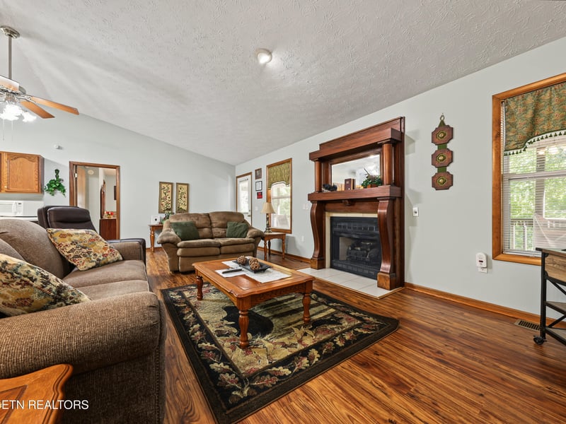 1533 Honey Bee Cove Way, Pigeon Forge, TN 37863