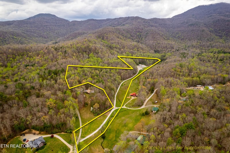 1534 Cove Ln, Oliver Springs, TN 37840