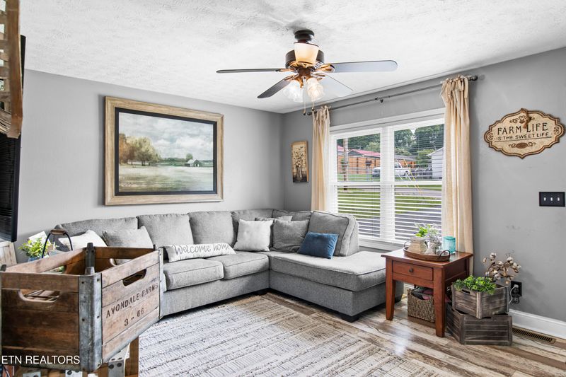 155 Kay Springs Cir, Jacksboro, TN 37757