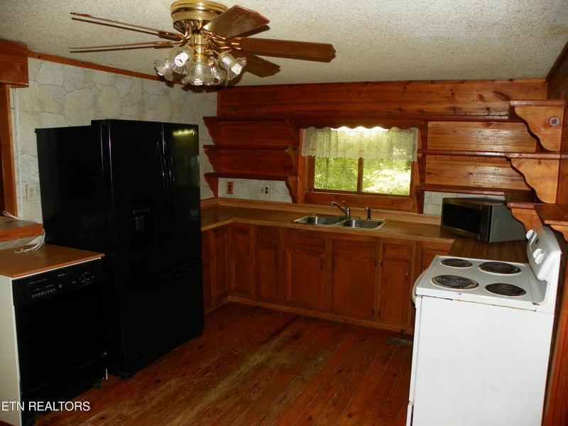 1555 Brown Creek Dr, Crossville, TN 38571