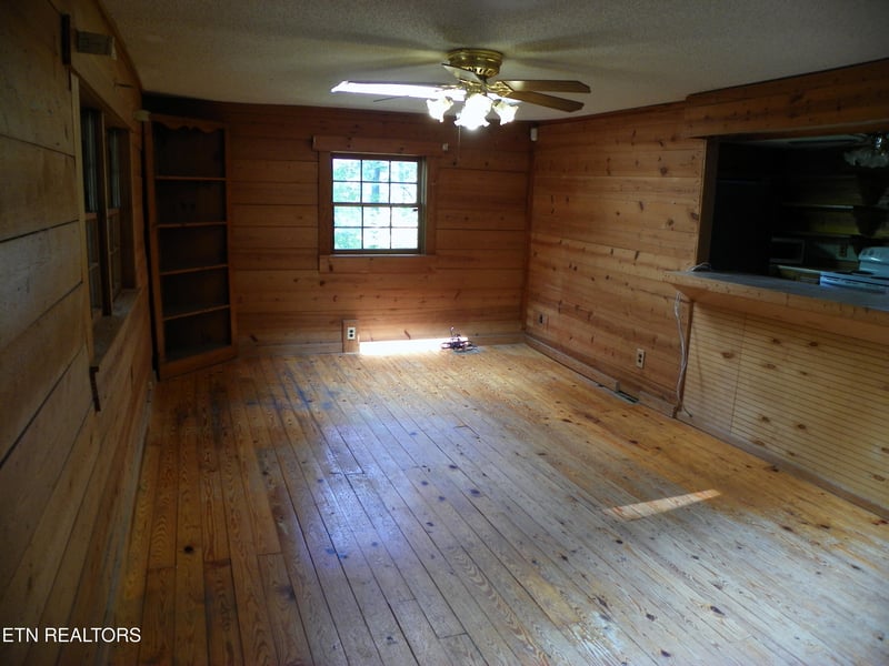 1555 Brown Creek Dr, Crossville, TN 38571