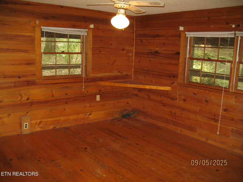 1555 Brown Creek Dr, Crossville, TN 38571