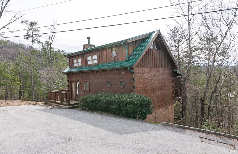 1556 Trappers Ridge Ln, Sevierville, TN 37862