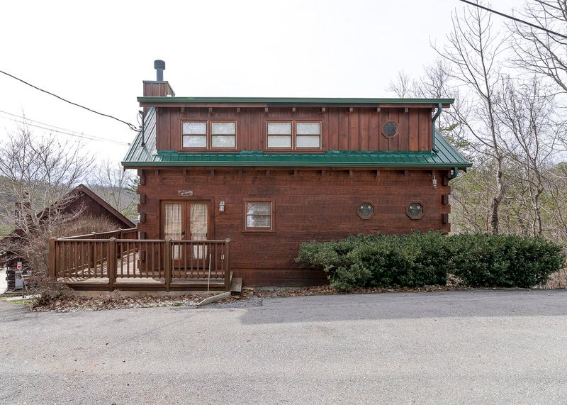 1556 Trappers Ridge Ln, Sevierville, TN 37862