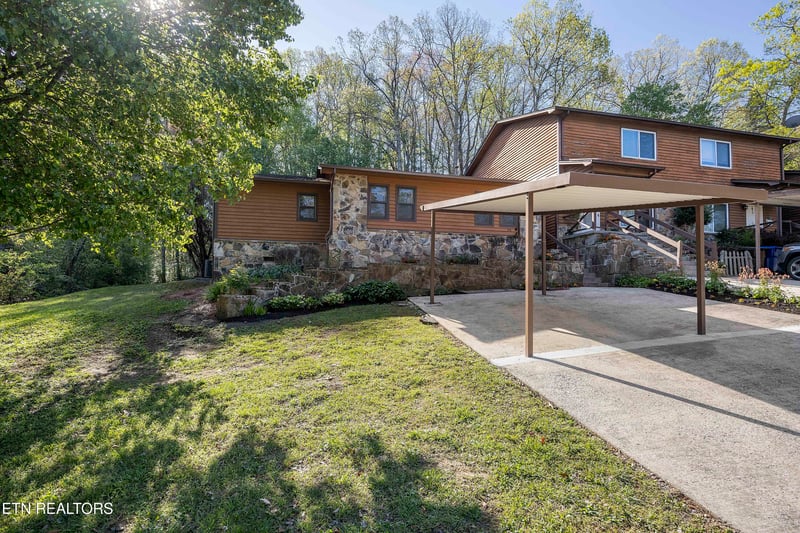 156 Hendrix Dr, Oak Ridge, TN 37830