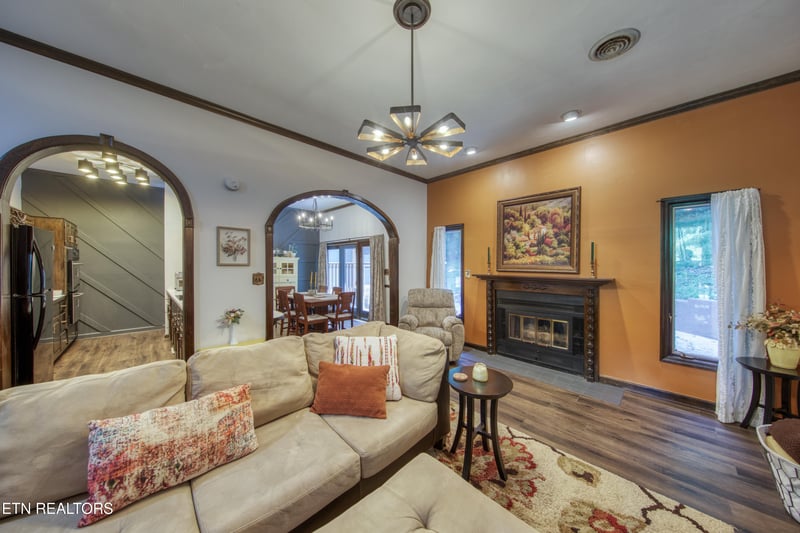 156 Hendrix Dr, Oak Ridge, TN 37830