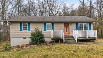 156 Hollifield Dr, Jacksboro, TN 37757