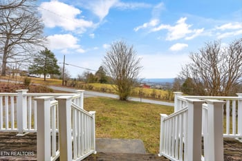 156 Hollifield Dr, Jacksboro, TN 37757