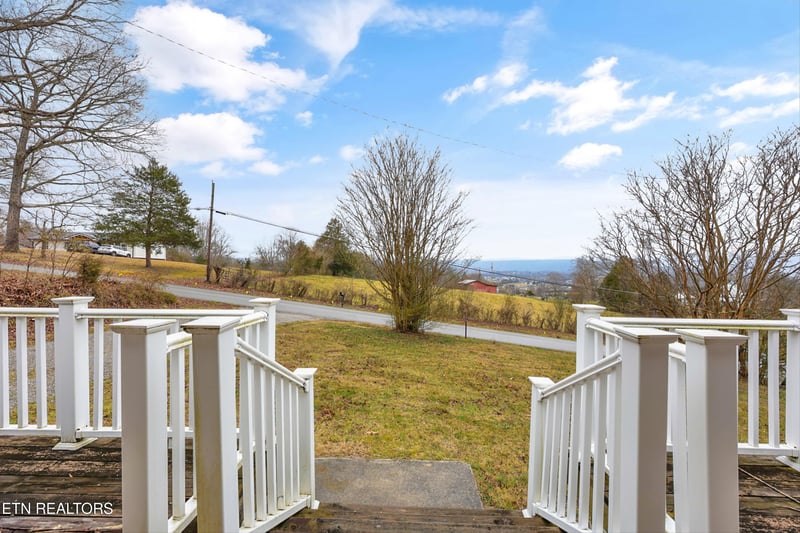 156 Hollifield Dr, Jacksboro, TN 37757