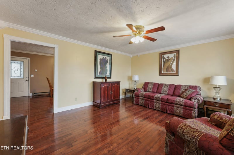 156 Hollifield Dr, Jacksboro, TN 37757