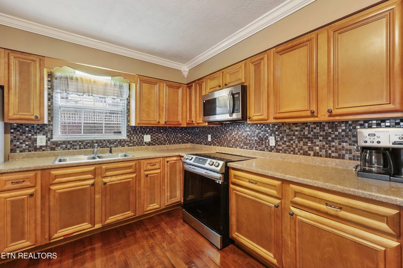 156 Hollifield Dr, Jacksboro, TN 37757