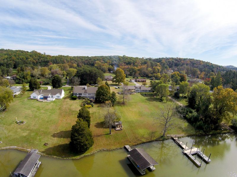 156 Lakeside Dr, Kingston, TN 37763