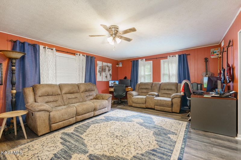 156 Outer Dr, Oak Ridge, TN 37830